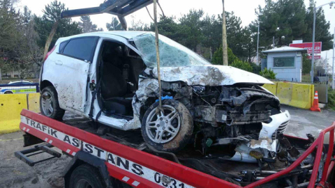 Kontrolden Çıkan Araç, Toprak Yığınına Çaparak Savruldu