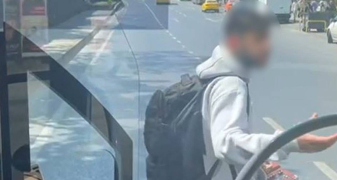 Mecidiyeköy’de Yolun Ortasında Otobüse Binmek İsteyen Yolcu Ortalığı Birbirine Kattı