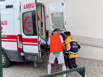 Sahada ayağı kırılan futbolcuyu arkadaşları taşıdı