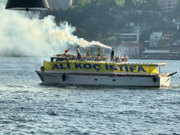 Taraftardan Ali Koç’a İstanbul Boğazı’nda istifa eylemi