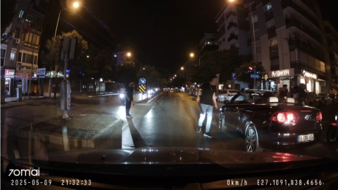 İzmir’de ’Döner Bıçaklı’ Trafik Kavgası Kamerada