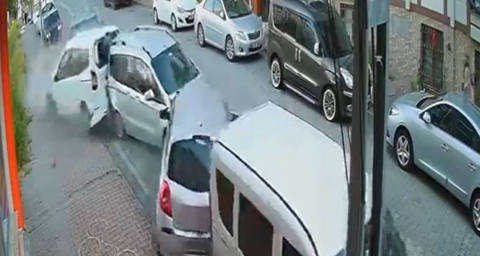 Kontrolden Çıkan Otomobil Park Halindeki Araçlara Çarptı