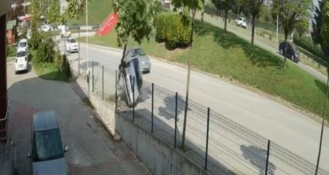 Düz Giderken Ağaca Çarpıp Devrildi: O Anlar Kamerada