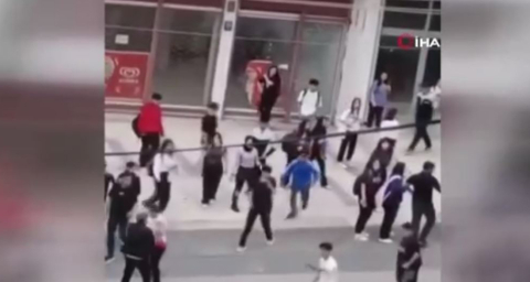 Lise Öğrencileri Yumruk Yumruğa Kavga Etti... O Anlar Kamerada