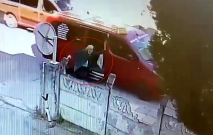 Dolmuştan İnmek İstedi, Araç Hareket Edince Böyle Sürüklendi