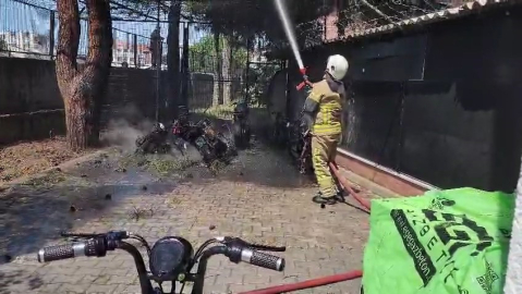 Öğrencilerin motosikletleri küle döndü