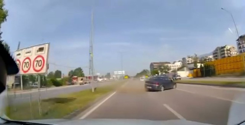 Lastiği Patlayan Otomobil Karşı Şeride Uçtu