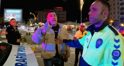 Polisin İşine "Anlamsız", Gazeteciye "Kaburgasız" Deyip Tehdit Etti