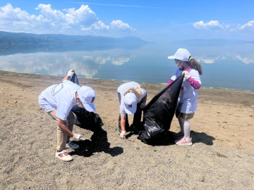 Sahile miniklerin eli değdi
