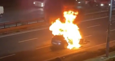 Kağıthane’de Bariyere Çarpan Otomobil Alev Aldı, O Anlar Kameralara Yansıdı