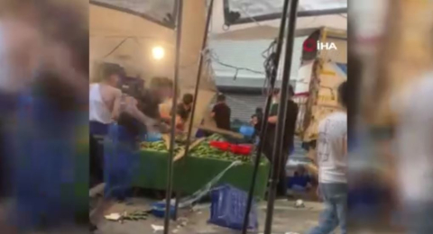 Pazarcılarla Müşteri Birbirine Girdi, Kasa ve Sopalar Havada Uçuştu