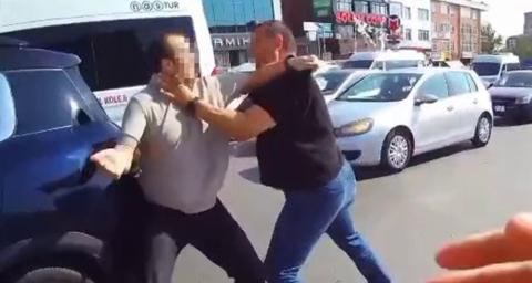 Yol Verme Kavgasında Sürücüler Birbirine Girdi: ‘Ehliyetler Gidiyor, Yapmayın’