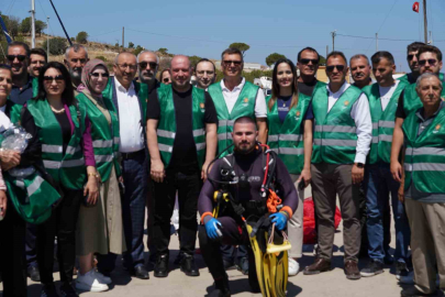 AK PARTİ İZMİR, DÜNYA ÇEVRE GÜNÜ’NDE FOÇA DENİZİNİ TEMİZLEDİ