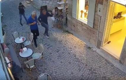 ÇEŞME’DE İŞ İNSANINA SOKAK ORTASINDA SİLAHLI SALDIRI