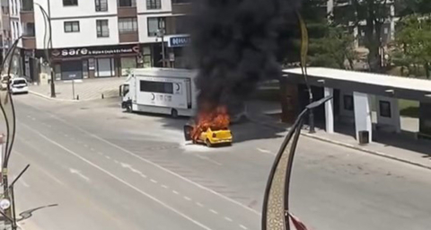 Çakmağı Çakmasıyla Ticari Taksi Alev Topuna Döndü
