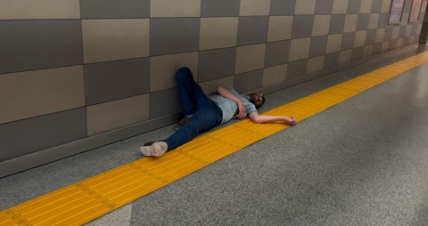 Metro istasyonunda sızdı, kalkmak istemedi