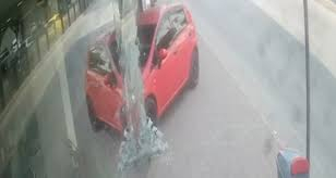 Otomobilin Mağazaya Daldığı Anlar Kamerada