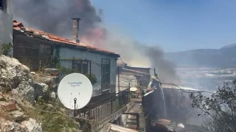 KEMALPAŞA’DA BAHÇEDE ÇIKAN YANGIN EVİ KÜLE ÇEVİRDİ
