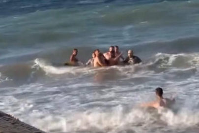 Boğulmak üzere olan genci vatandaşlar kurtardı