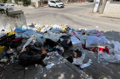 BUCA’DA ÇÖP KRİZİ: EYLEM SÜRÜYOR, SOKAKLAR ALARM VERİYOR