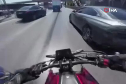 DEVRİLEN MOTOSİKLET KAMYONETİN ALTINDA SÜRÜKLENDİ