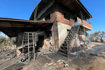 ALİAĞA’DAKİ YANGINDA BİR EV KÜLE DÖNDÜ