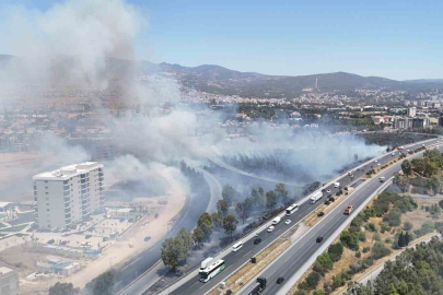 BORNOVA OTOYOL KENARINDA YANGIN: TRAFİK AKSADI