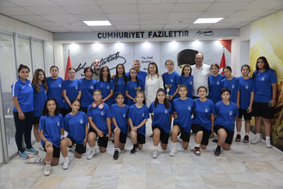 KONAK’IN ŞAMPİYON KIZLARI BAŞKANLA BULUŞTU