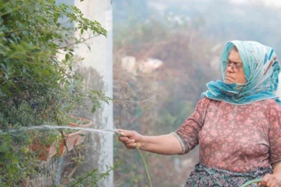 ANTALYA’DA İKİ NOKTADA ÇIKAN YANGINDA ALEVLERLE BURUN BURUNA GELDİLER