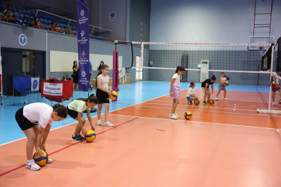 AYDIN’DA MİNİKLER VOLEYBOL SAHASINDA