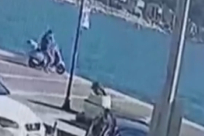 ÇEŞME’DE İLGİNÇ KAZA ANI: MOTOSİKLETİYLE DENİZE UÇTU