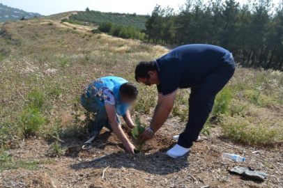 HÜKÜMLÜLER FİDAN DİKEREK ŞEHİTLERİ ANDI