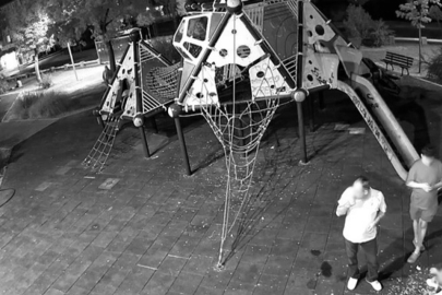 ZABITA ÇEKİRDEK KABUKLARINI ATAN VATANDAŞLARA YERLERİ TEMİZLETTİ