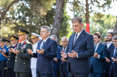 İZMİR’DE 15 TEMMUZ ŞEHİTLERİNE SAYGI DURUŞU