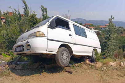 ÖDEMİŞ’TE FECİ KAZA: İŞÇİ PANELVANIN ALTINDA KALDI
