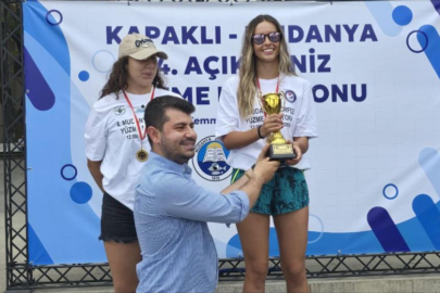 YÜZME MARATONUNDA BÜYÜK ÇEKİŞME