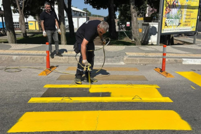 BANDIRMA'DA YAYA GEÇİTLERİ YENİLENİYOR