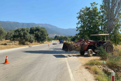 ÖDEMİŞ’TE MOTOSİKLET İLE TRAKTÖR ÇARPIŞTI: 1 AĞIR YARALI