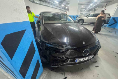 ÇEŞME’DE LÜKS ARAÇ VALE KAZASINDA HURDAYA DÖNDÜ