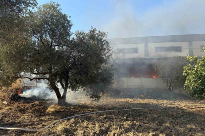 KEMALPAŞA’DA KAMYONETTE ÇIKAN YANGIN FABRİKAYI DA SARDI