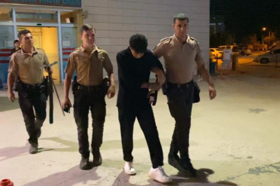 DÖNER BIÇAĞIYLA BEKÇİLERE YAKALANDI