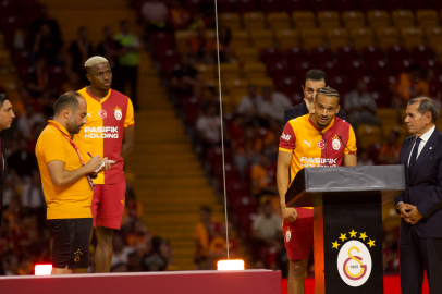 OSİMHEN VE LEROY SANE İÇİN STADYUMDA İMZA TÖRENİ DÜZENLENDİ