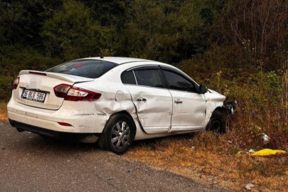 OTOMOBİL TARLAYA UÇTU: 5 YARALI