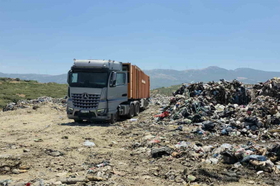 TİRE’DE DEPOLAMA TEPKİSİ: ÇÖPLER MERA ALANINA DÖKÜLÜYOR