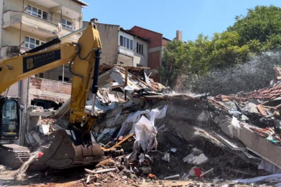 YIKILAN BİNA İLE İLGİLİ 2 GÖZALTI