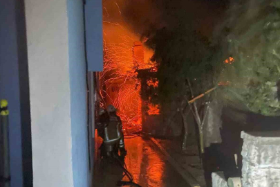 DİKİLİ’DE YANGIN: 7 EV KÜLE DÖNDÜ, 4 EV ZARAR GÖRDÜ