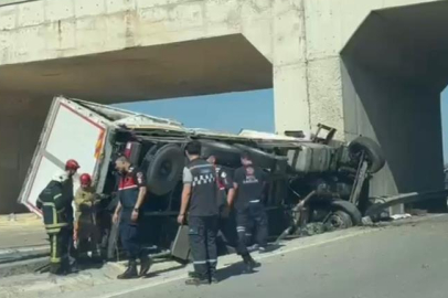 LASTİK PATLADI, KAMYON KÖPRÜ AYAĞINA ÇARPTI