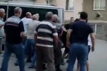 KALABALIĞIN ORTASINDA TEKME TOKAT DÖVDÜLER