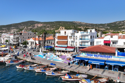 FOÇA KÜÇÜK DENİZ MEYDANI YENİLENDİ