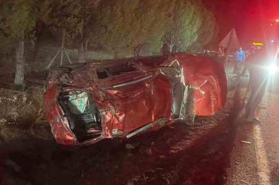 FOÇA ’DA OTOMOBİL TAKLA ATTI: 4 AĞIR YARALI